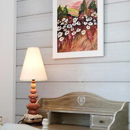 D'hote & Roulotte Ty Pastel 2*